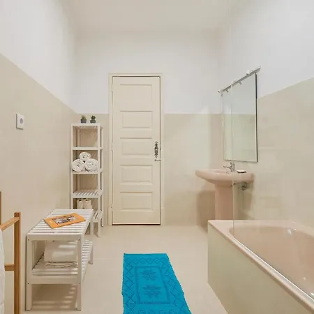 Daire Light-filled & Renovated Apartment, By Timecooler Lisboa