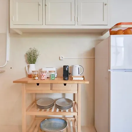 Light-filled & Renovated Apartment, By Timecooler Daire