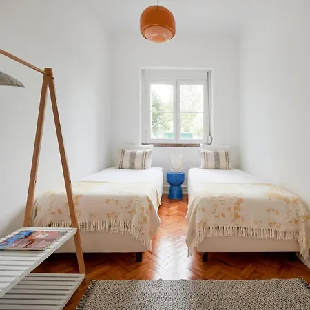 Light-filled & Renovated Apartment, By Timecooler Lisbon