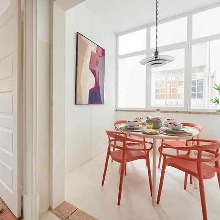 Light-filled & Renovated Apartment, By Timecooler Apartment