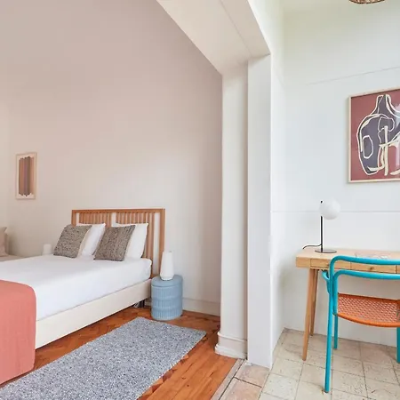 Daire Light-filled & Renovated Apartment, By Timecooler Lisboa