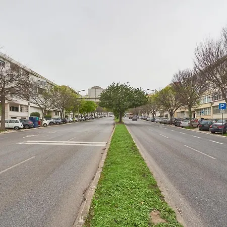 Light-filled & Renovated Apartment, By Timecooler Daire