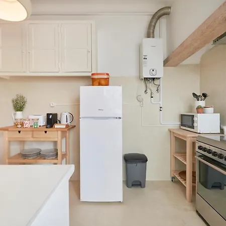 Light-filled & Renovated Apartment, By Timecooler Lisbon