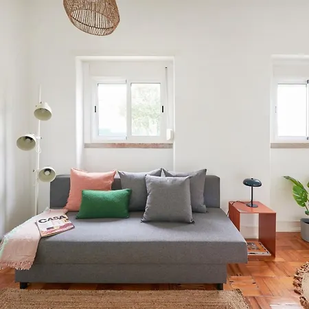 Апартаменти Light-filled & Renovated Apartment, By Timecooler *