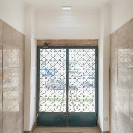 Апартаменти Light-filled & Renovated Apartment, By Timecooler *