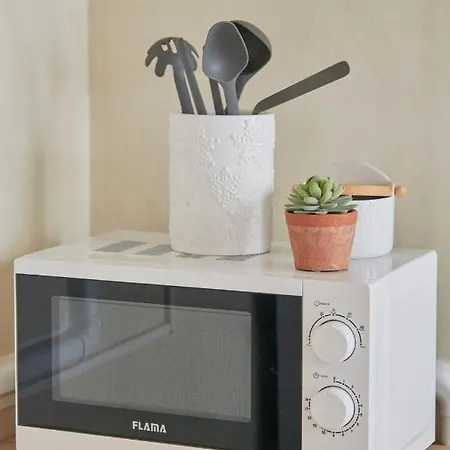 Light-filled & Renovated Apartment, By Timecooler Апартаменти